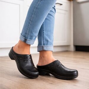 Dansko Black Leather Clogs Size 38 Slip On Comfort Shoes Cutout Upper